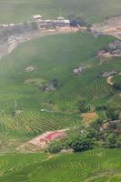 vista aérea de un pueblo con campos de arroz foto