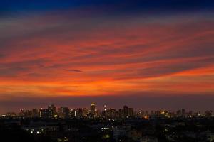 coloridas nubes al atardecer sobre una ciudad foto