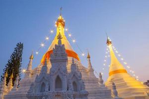 provincia de shanxi, china, 2020 - la gran pagoda blanca con luces foto