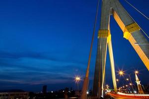 puente en la noche foto