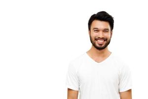 Hombre guapo asiático con bigote, sonriendo aislado sobre fondo blanco.