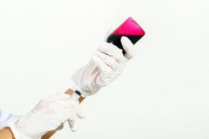 mano enguantada médica que sostiene la jeringa con líquido rojo foto