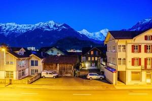 Montaña y aldea de los Alpes en Interlaken, Suiza foto