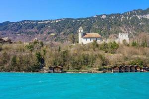 Ciudad de Brienz en el lago de Brienz por Interlaken, Suiza foto