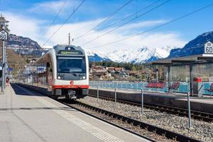 Tren que llega a la estación de tren local en el lago de Brienz, Suiza foto