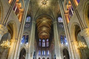 Interior de la catedral de Notre Dame, París, Francia foto