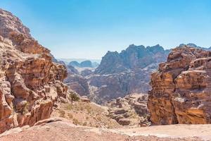 Vista de las rocas y camino al monasterio de Petra, Jordania foto