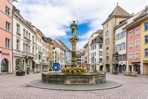 Fuente en la plaza Fronwagplatz en Schaffhausen, Suiza foto