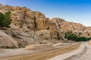 Obelisco amarillo tumba bab el-siq, Petra, Jordania foto