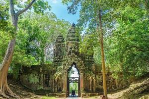Puerta norte del complejo de Angkor Thom cerca de Siem Reap, Camboya foto