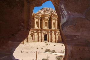 Vista desde una cueva del monasterio ad deir, en la antigua ciudad de Petra, Jordania foto