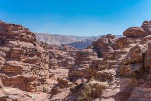 Vista de las rocas y camino al monasterio de Petra, Jordania foto