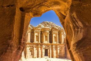 Vista desde una cueva del monasterio ad deir, en la antigua ciudad de Petra, Jordania foto