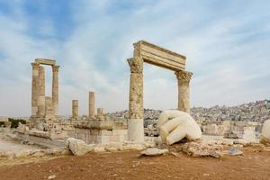 Templo de Hércules, columnas corintias romanas en la colina de la ciudadela en Ammán, Jordania foto