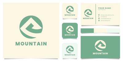 logotipo de montaña con plantilla de tarjeta de visita vector