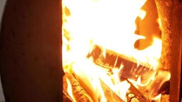 madeira quente em chamas