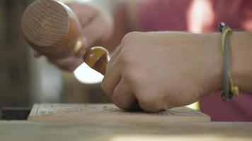 intaglio del legno con uno scalpello e un martello video