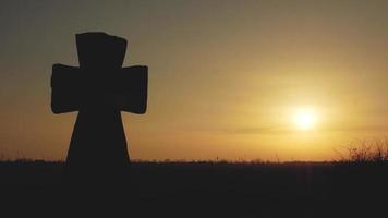 silhueta de uma cruz ao pôr do sol video