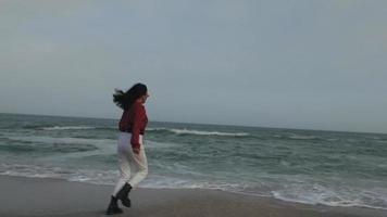 garota corre nas ondas