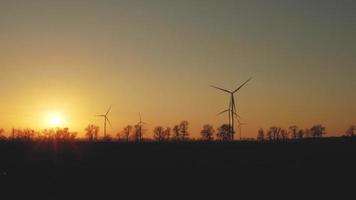 windturbines bij zonsondergang