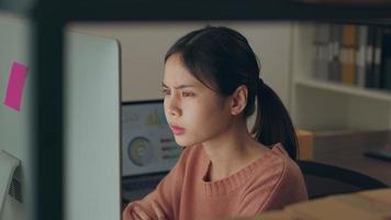 een vrouw die op een computer werkt video