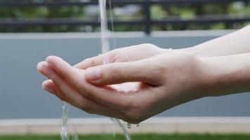água limpa flui para as mãos