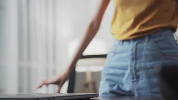 mujer trabajando en la computadora video