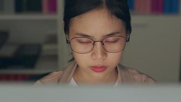 asiatisk kvinna som arbetar på en dator video