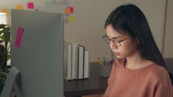 mujer con dolor de cabeza trabajando en una computadora video