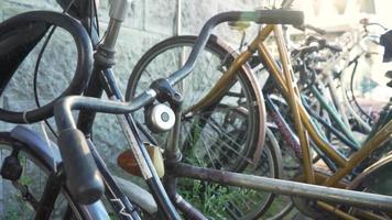 una bicicleta abandonada cubierta de telarañas
