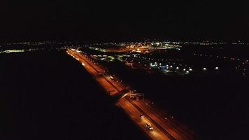 vue aérienne de nuit d'une autoroute en 4k video