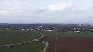 luchtfoto van radiotoren en dorp in 4k video