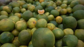 gröna mandariner på marknadsdisken video
