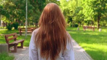 Frau mit schönen langen Haaren dreht das Gesicht zur Kamera video