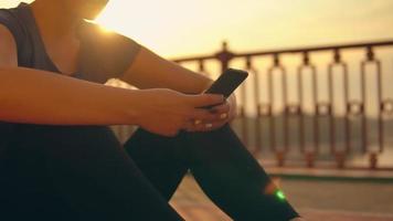 fille utilise un mobile sur le pont video