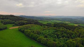 survol du paysage printanier italien video