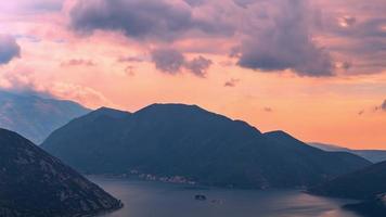 regenwolken bij zonsondergang in de zijkant van de baai van kotor video