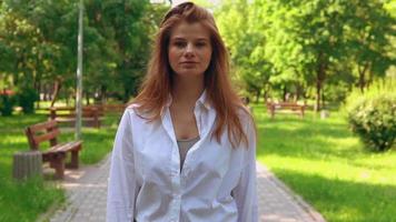 Caucasien femme en chemise blanche décontractée à l'extérieur video