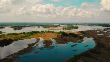 vliegen over de rivier de Dnjepr, beneden zijn kleine eilanden waarop bomen en struiken groeien. video