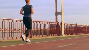 niña irreconocible entrenamiento cardio al aire libre video