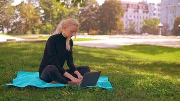 chica rubia trabaja al aire libre video