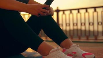 Mädchen nutzt Fitness-App auf dem Smartphone