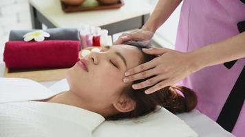 mujer recibiendo un relajante masaje facial spa