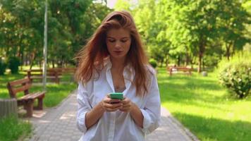 jonge vrouw met mobiele wandelingen op straat
