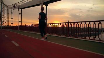 jogger hardlopen geniet van prachtige natuur video
