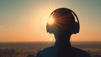 mujer disfrutando de la música al aire libre video