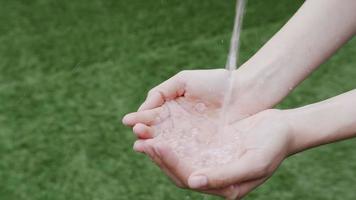 des éclaboussures d'eau propre s'écoulent sur les mains video