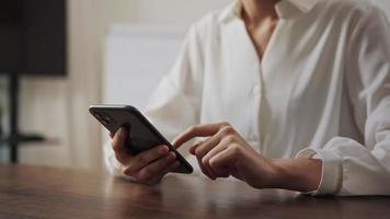 vrouw met behulp van smartphone op tafel video