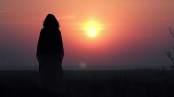 silhouet van een vrouw in het veld
