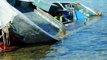 hundimiento pequeño barco de pesca video